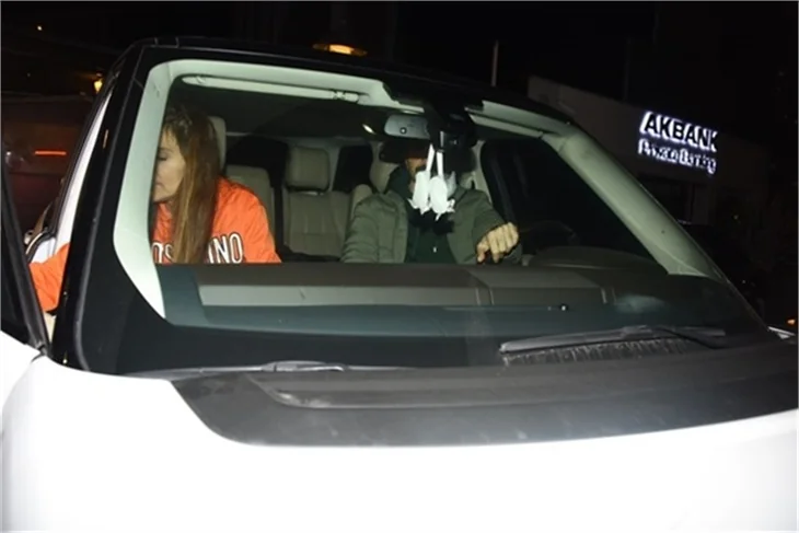 Demet Akalın ve eşi Okan Kurt'un maç gecesi