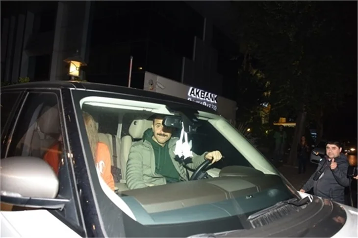 Demet Akalın ve eşi Okan Kurt'un maç gecesi
