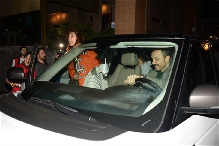 Demet Akalın ve eşi Okan Kurt'un maç gecesi