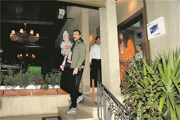 Demet Akalın ve eşi Okan Kurt'un maç gecesi