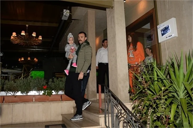 Demet Akalın ve eşi Okan Kurt'un maç gecesi