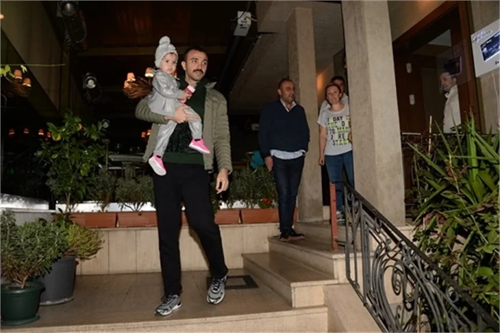Demet Akalın ve eşi Okan Kurt'un maç gecesi