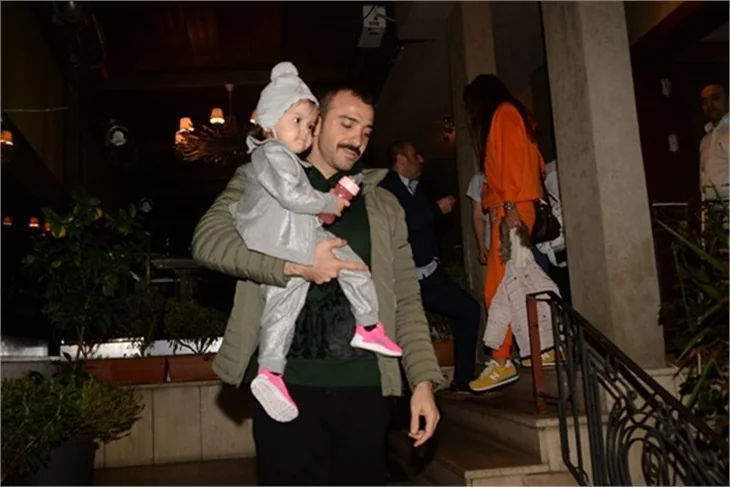Demet Akalın ve eşi Okan Kurt'un maç gecesi