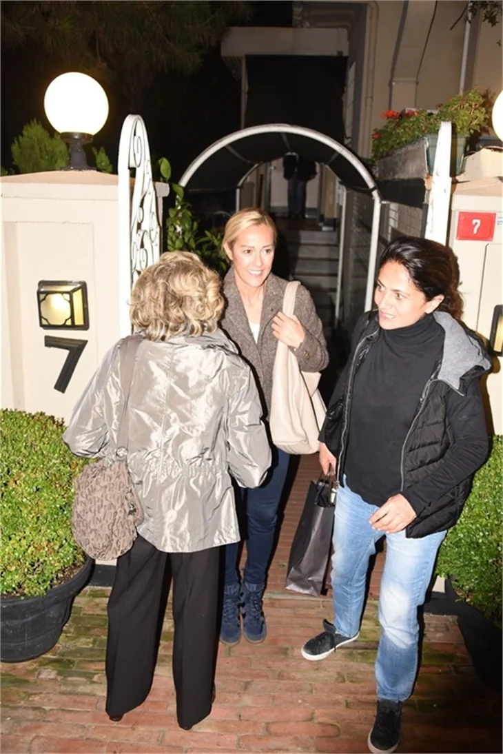 Hülya Avşar'dan gecikmeli kutlama!