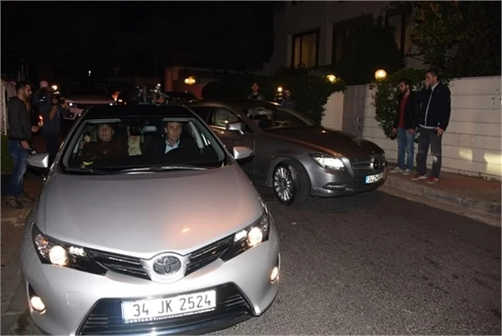 Hülya Avşar'dan gecikmeli kutlama!