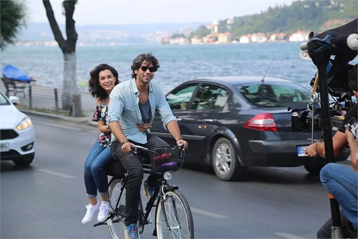 Hande Doğandemir ile Şükrü Özyıldız şimdi de dizide birlikte