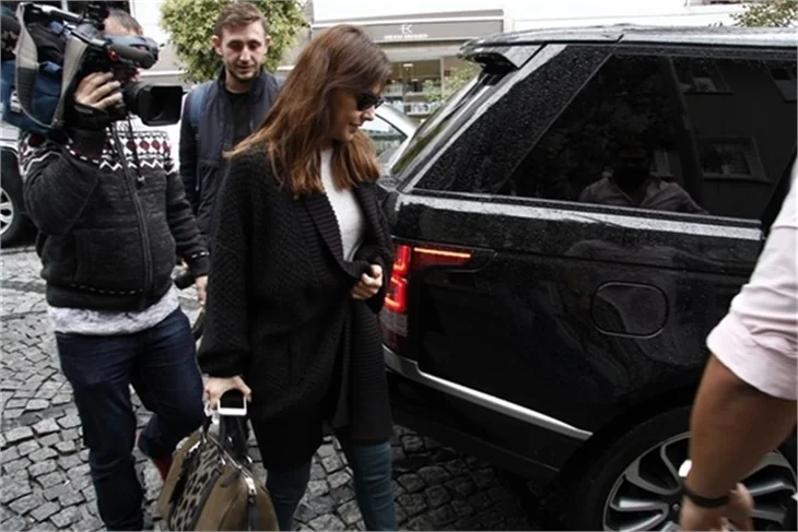 Ebru Gündeş'ten kafa karıştıran avukat ziyareti