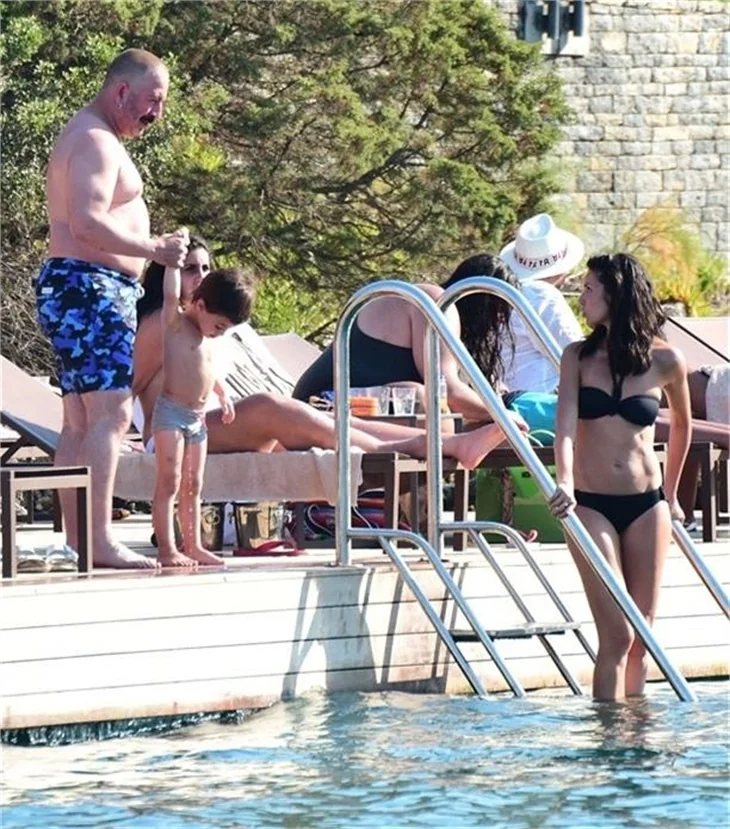Cem Yılmaz, eski eşi Ahu Yağtu ve oğlu Kemal'le buluştu