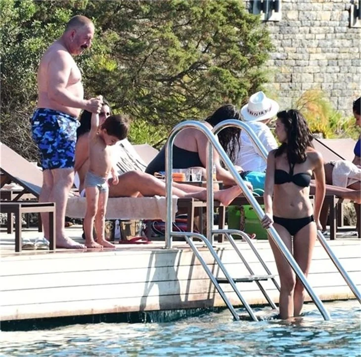 Cem Yılmaz, eski eşi Ahu Yağtu ve oğlu Kemal'le buluştu