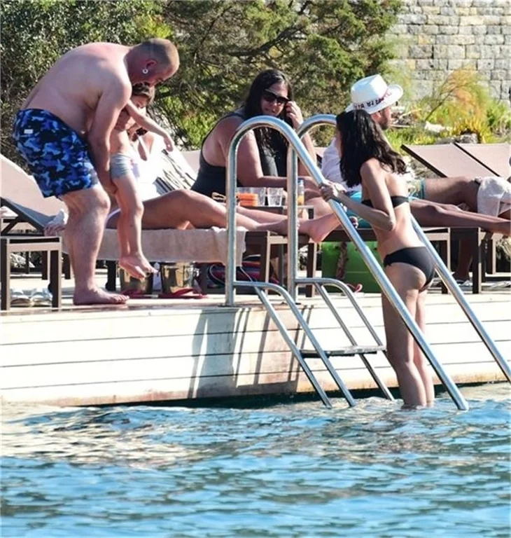 Cem Yılmaz, eski eşi Ahu Yağtu ve oğlu Kemal'le buluştu