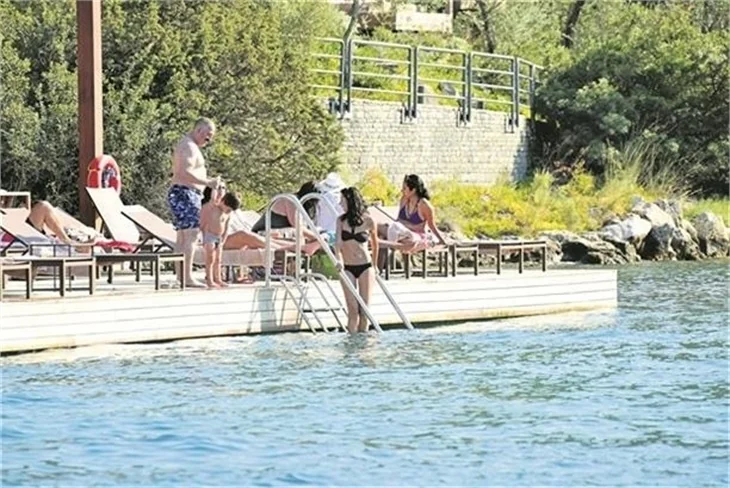 Cem Yılmaz, eski eşi Ahu Yağtu ve oğlu Kemal'le buluştu