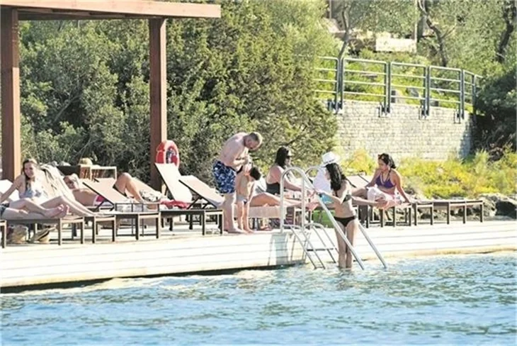 Cem Yılmaz, eski eşi Ahu Yağtu ve oğlu Kemal'le buluştu
