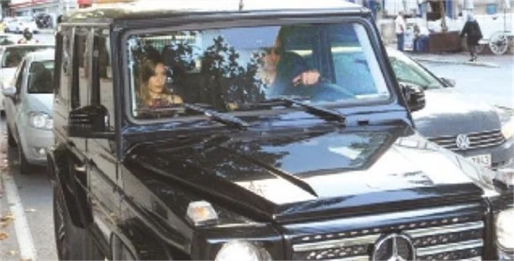 Kenan İmirzalıoğlu cipini Sinem Kobal'a tahsis etti!