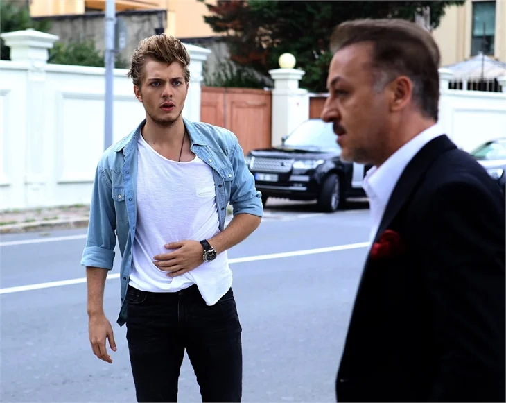 Paramparça, Romanya'da zirvede!