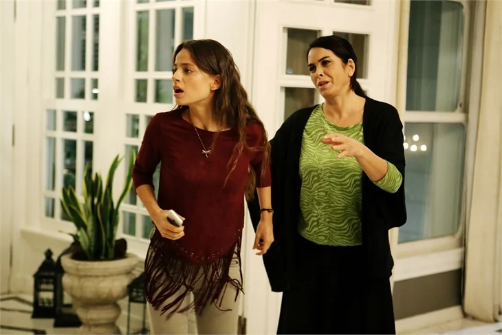 Paramparça, Romanya'da zirvede!