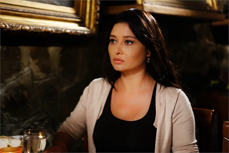 Paramparça, Romanya'da zirvede!