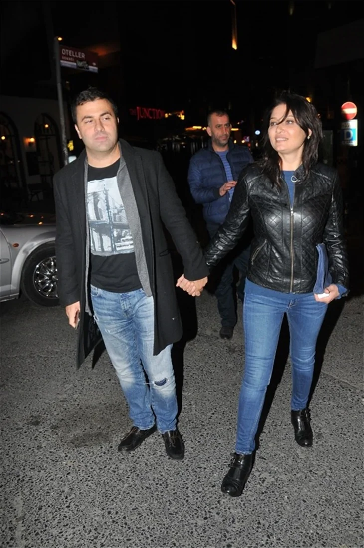 Paramparça oyuncuları sevgilileri ile yemekte toplandı