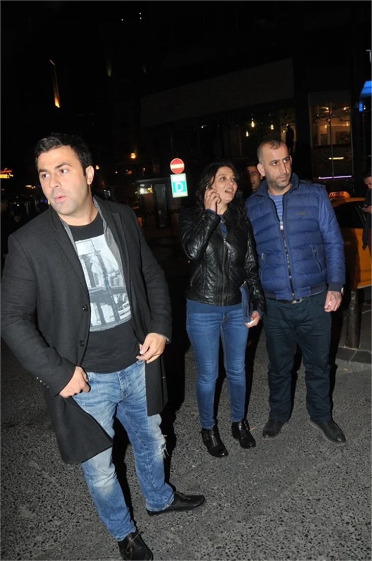 Paramparça oyuncuları sevgilileri ile yemekte toplandı
