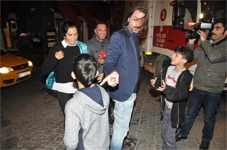 Paramparça oyuncuları sevgilileri ile yemekte toplandı