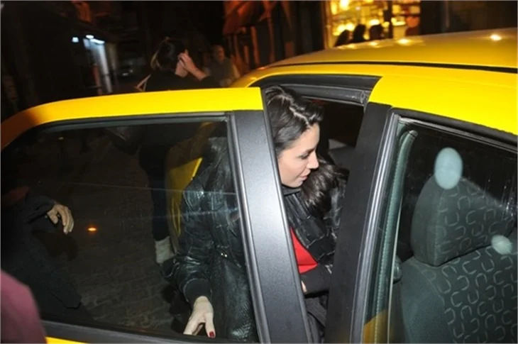 Paramparça oyuncuları sevgilileri ile yemekte toplandı