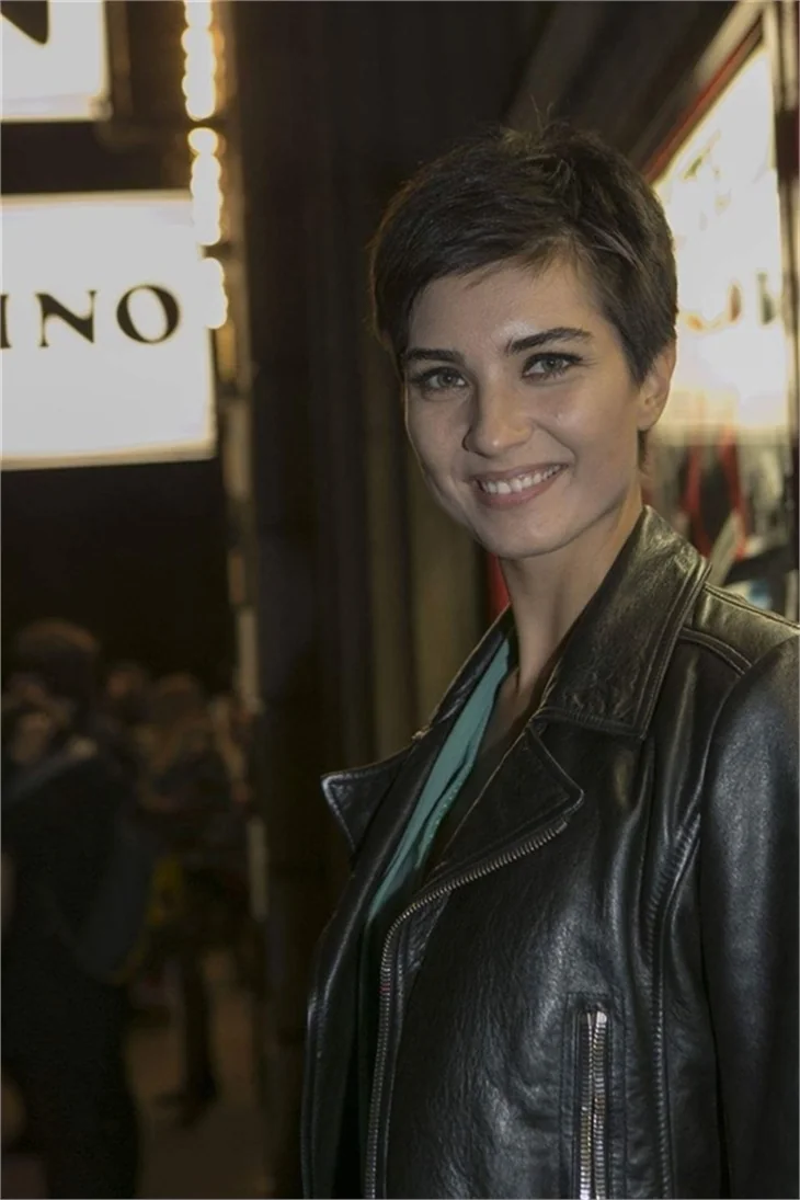 Tuba Büyüküstün Napoli yolcusu