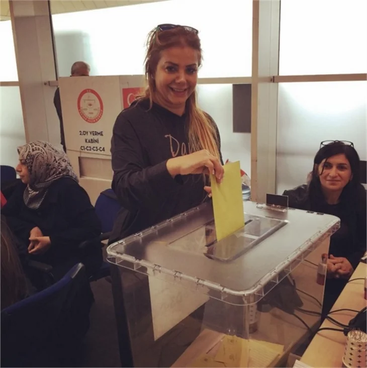 Ünlüler 1 Kasım 2015 seçimi için sandık başında!