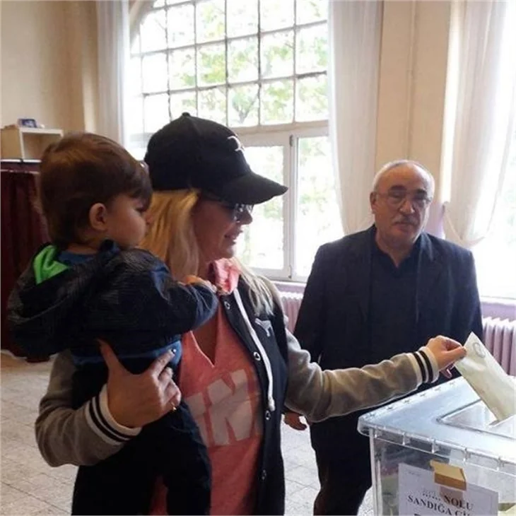 Ünlüler 1 Kasım 2015 seçimi için sandık başında!