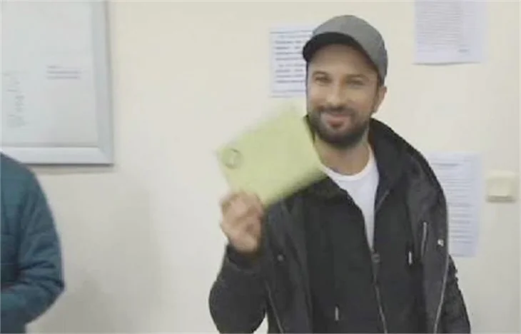 Tarkan 1 Kasım'da oy kullanırken mühür ve pusulayı unuttu