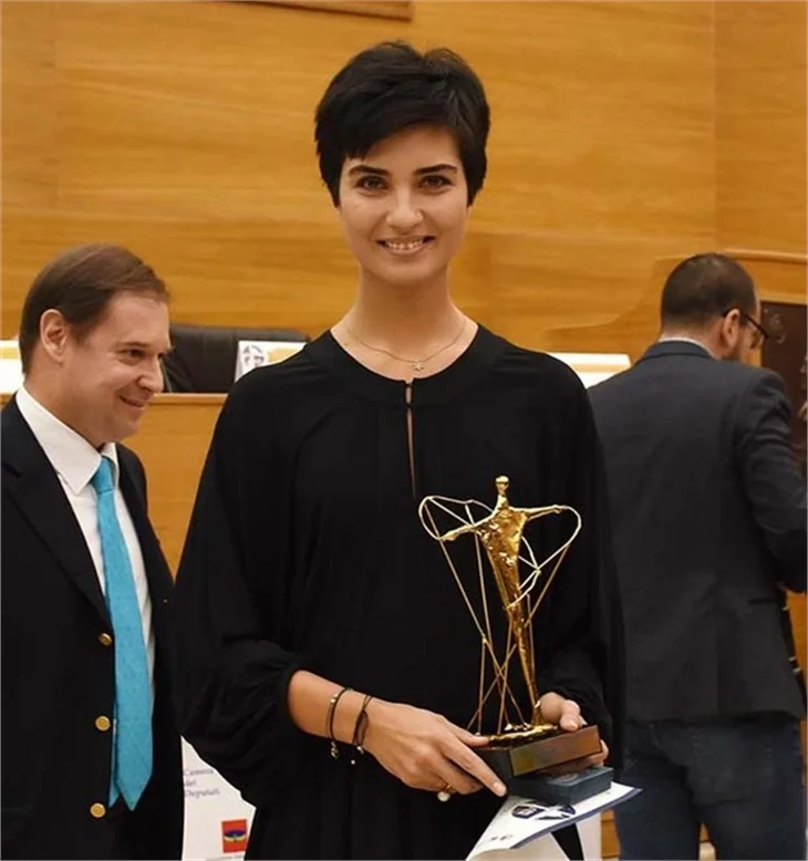 Tuba Büyüküstün, Vatikan'da ödül aldı!