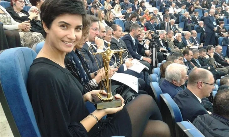 Tuba Büyüküstün, Vatikan'da ödül aldı!