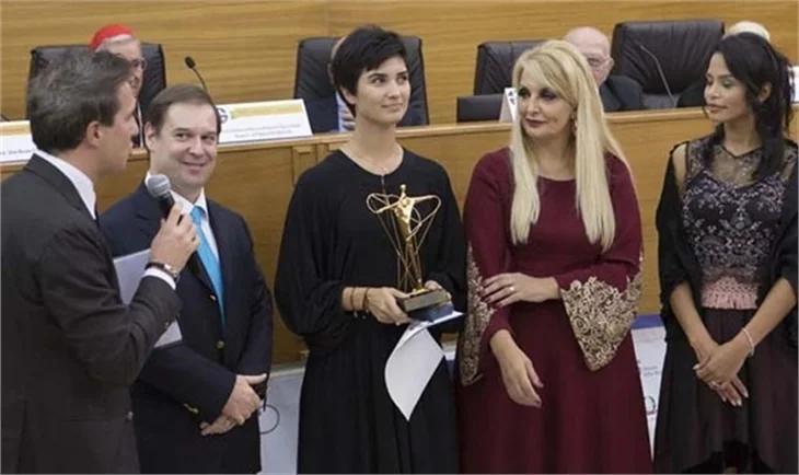 Tuba Büyüküstün, Vatikan'da ödül aldı!