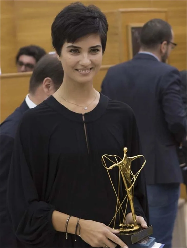 Tuba Büyüküstün, Vatikan'da ödül aldı!