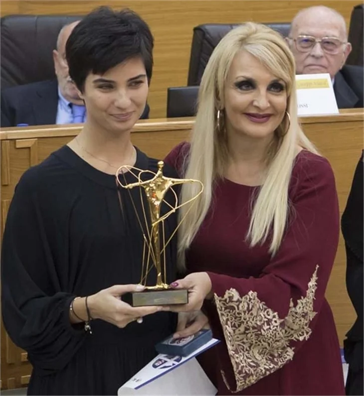 Tuba Büyüküstün, Vatikan'da ödül aldı!