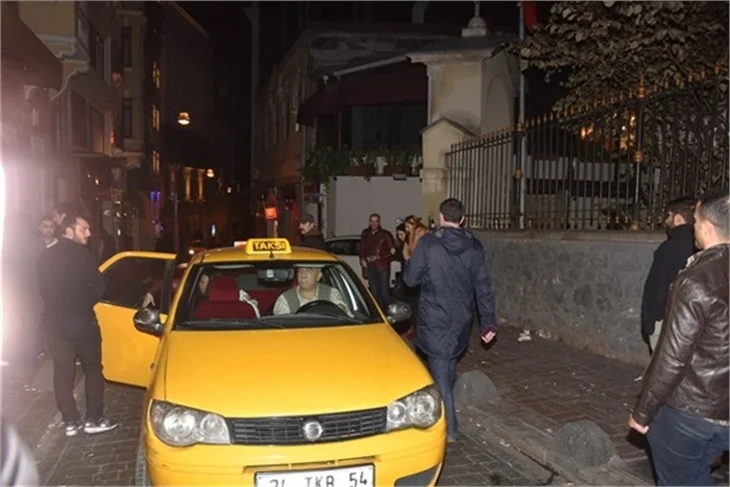 Model'in solisti Fatma Turgut, Cihangir'de tekme tokat kavga etti