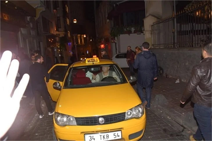 Model'in solisti Fatma Turgut, Cihangir'de tekme tokat kavga etti