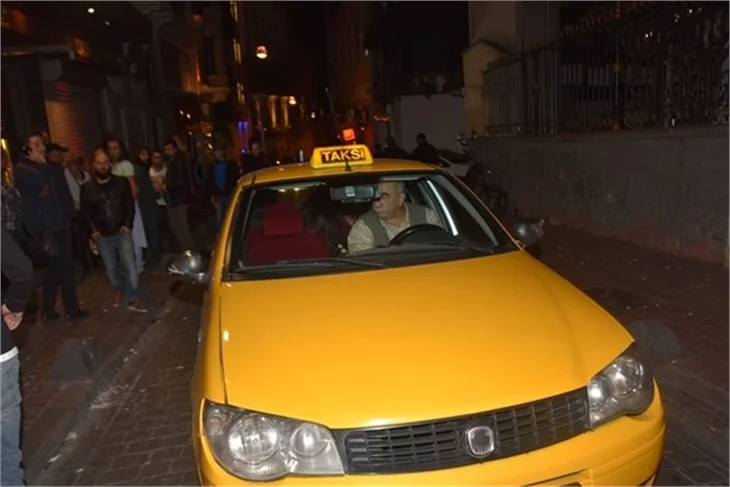 Model'in solisti Fatma Turgut, Cihangir'de tekme tokat kavga etti