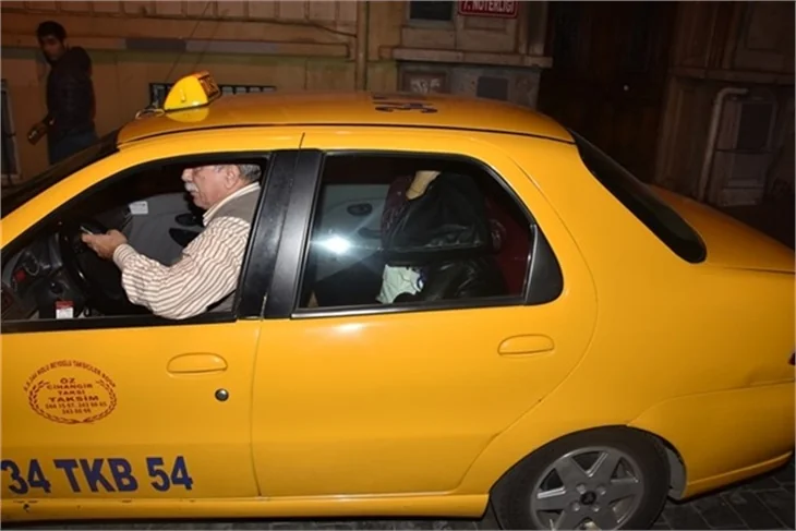 Model'in solisti Fatma Turgut, Cihangir'de tekme tokat kavga etti