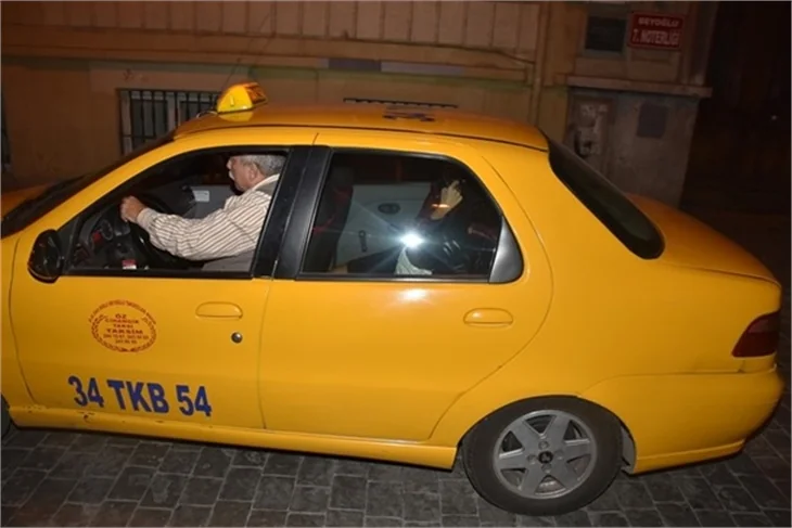 Model'in solisti Fatma Turgut, Cihangir'de tekme tokat kavga etti