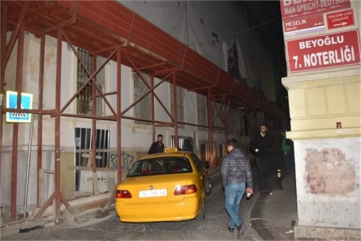 Model'in solisti Fatma Turgut, Cihangir'de tekme tokat kavga etti