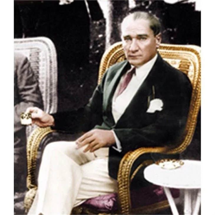 Ünlü isimler 10 Kasım'da Atatürk'ü saygı ve özlemle andı!