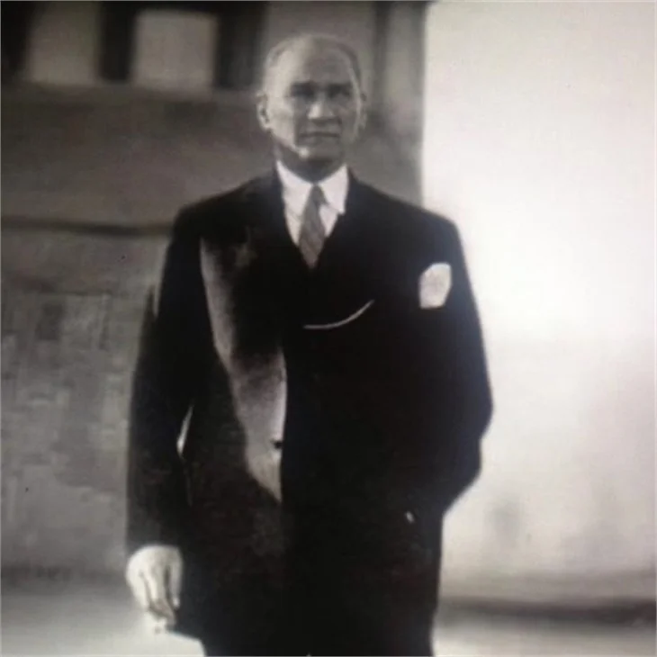 Ünlü isimler 10 Kasım'da Atatürk'ü saygı ve özlemle andı!