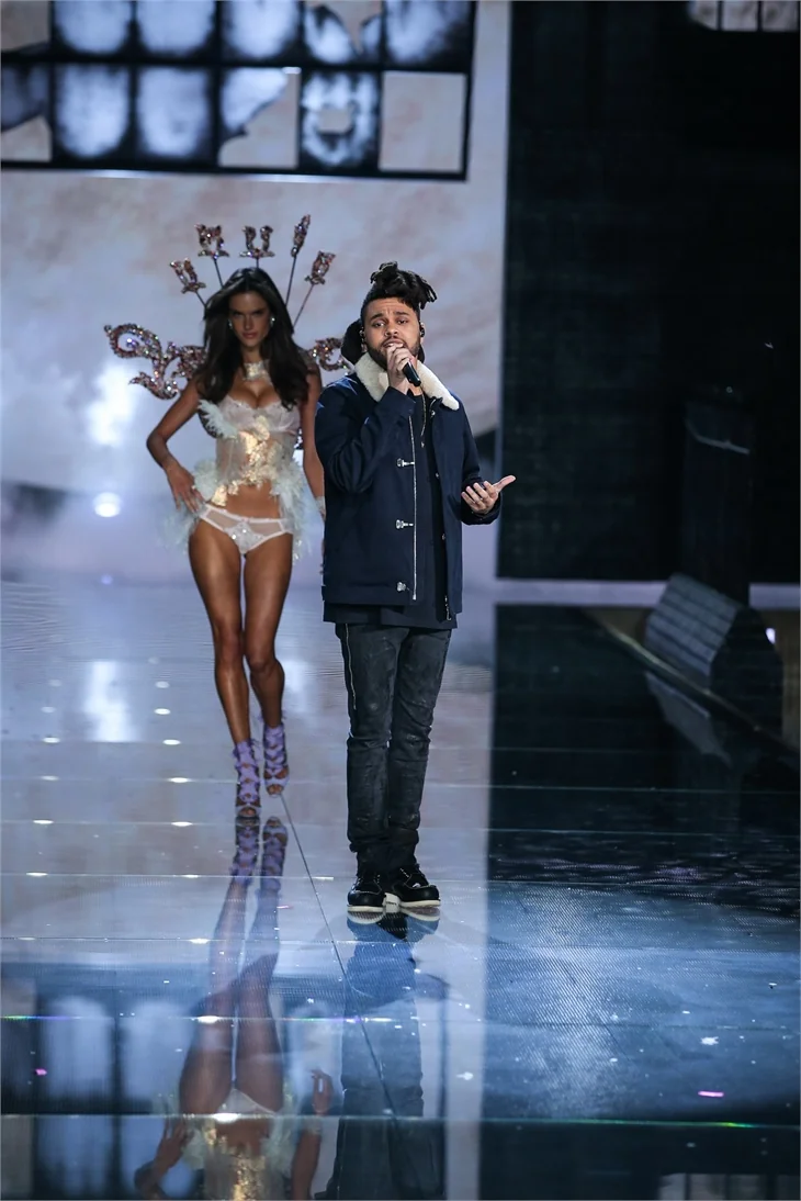 Victoria's Secret defilesi nefes kesti!