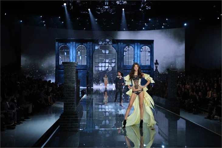 Victoria's Secret defilesi nefes kesti!
