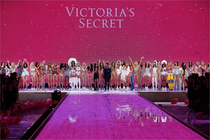 Victoria's Secret defilesi nefes kesti!