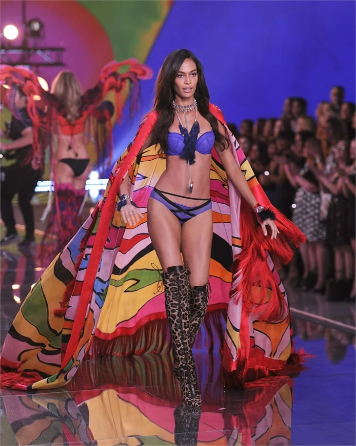 Victoria's Secret defilesi nefes kesti!
