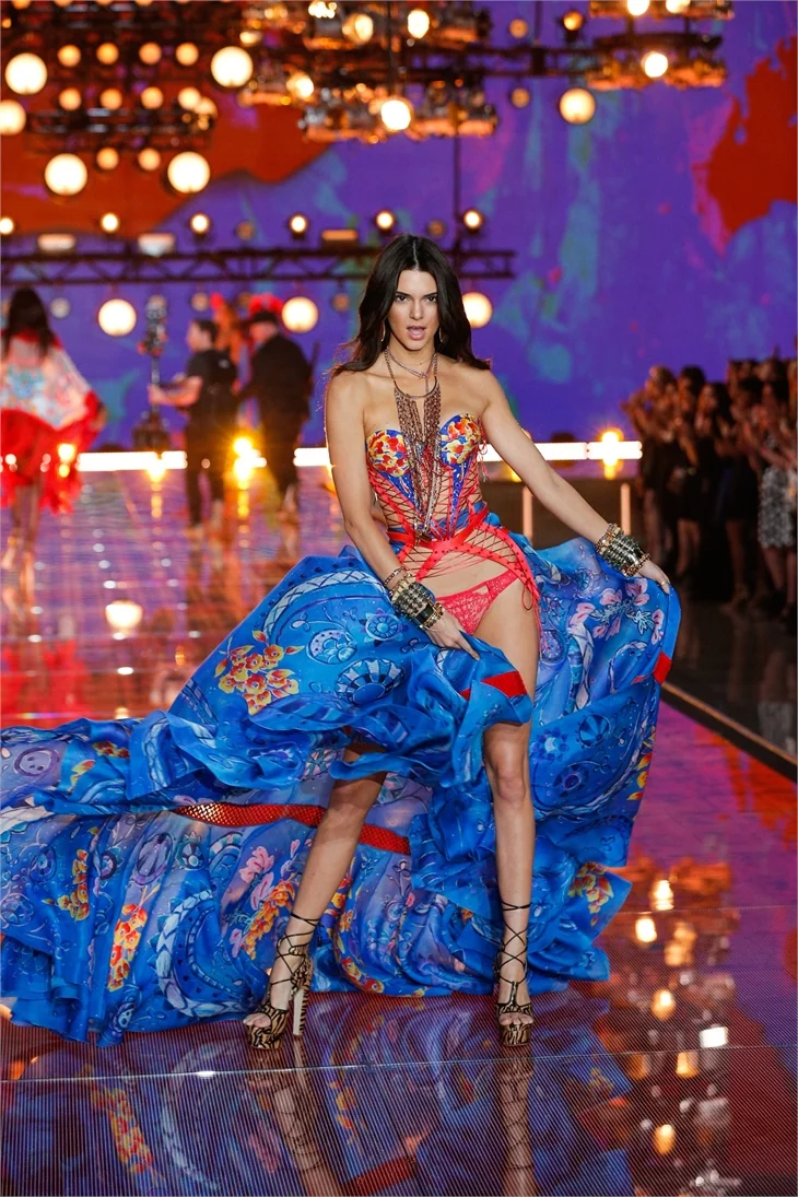 Victoria's Secret defilesi nefes kesti!