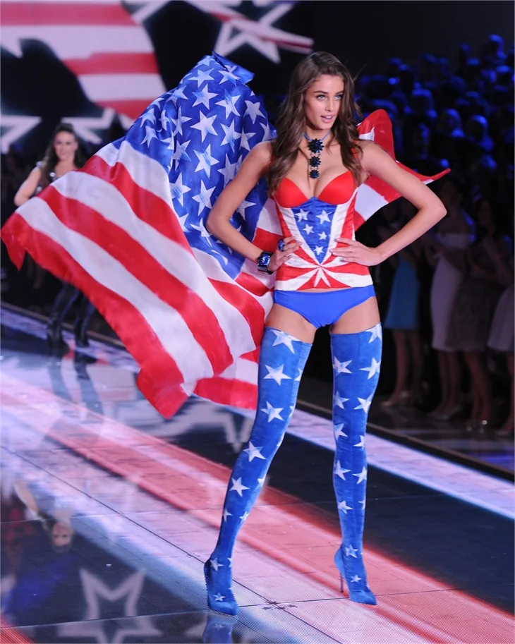 Victoria's Secret defilesi nefes kesti!