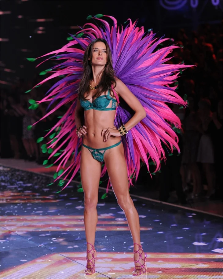 Victoria's Secret defilesi nefes kesti!