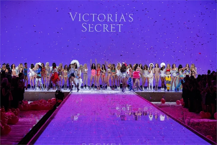 Victoria's Secret defilesi nefes kesti!