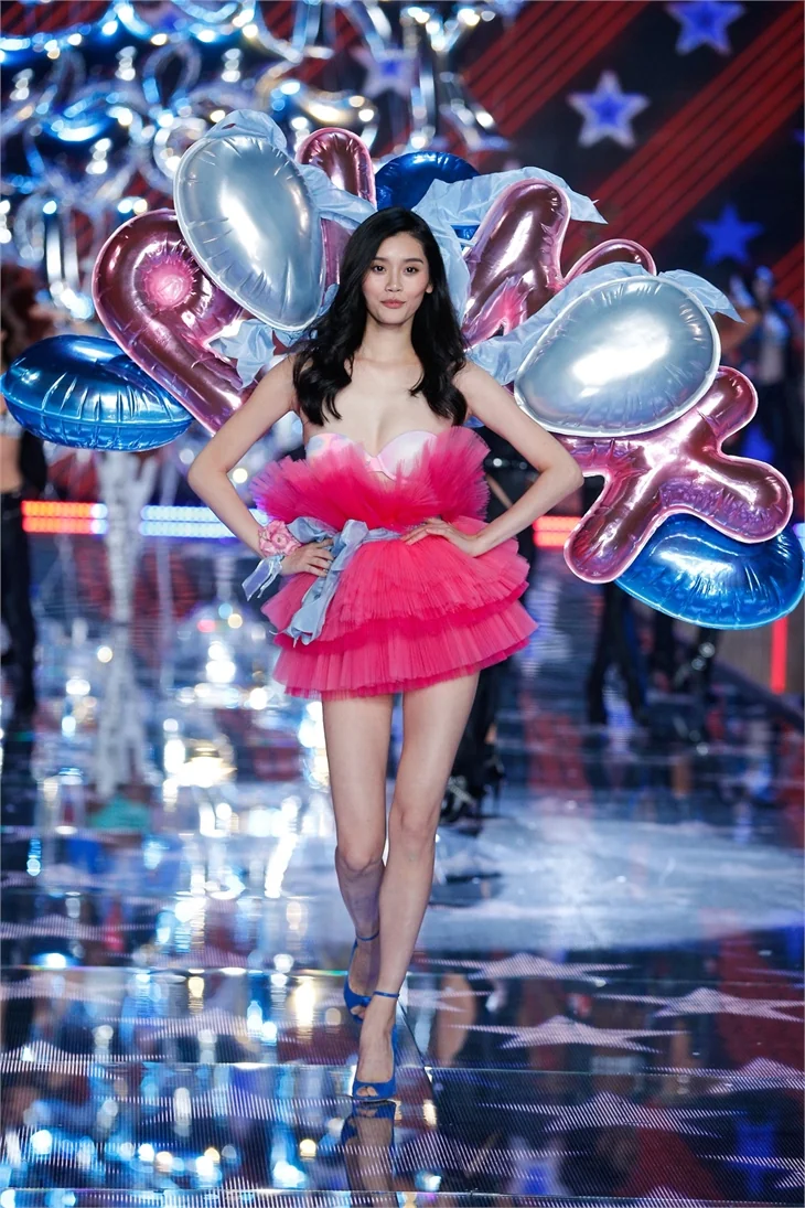 Victoria's Secret defilesi nefes kesti!